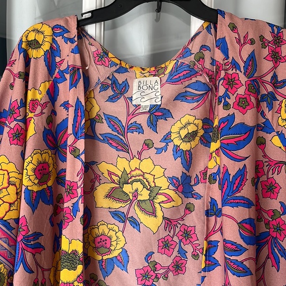 Billabong cover up. Great flower pattern. Size M. Fits size 6. - Picture 2 of 5